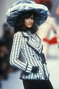 748127310_Chanel1992HauteCouture13.thumb.jpg.e546146a6affca14b4d105f8c4b472d3.jpg