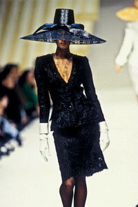 757965004_PierreBalmain1993HauteCouture5.thumb.jpg.cc2ee23e2e9996de1c4d199b70886ea1.jpg