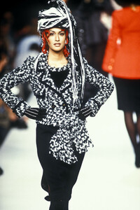 770799644_Chanel1992HauteCouture23.thumb.jpg.1f2d36ccf17f9a4b9a6668a0b13b8b99.jpg