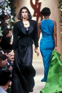 805632742_YvesSaintLaurent1991HauteCouture72.thumb.jpg.e7cad14b4402e8168afdeca3057a2911.jpg