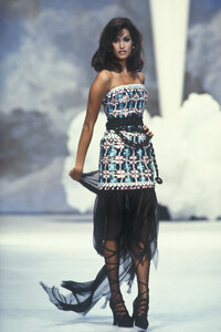 810843070_Chanel1992HauteCouture27.thumb.jpg.c62e7262f86cbd9a89b9d848c840b4ac.jpg