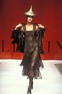 884203281_Valentino1993HauteCouture46.thumb.jpg.2bc1678cf1b23382f57cda18b241f4bb.jpg