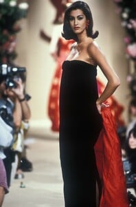 890611934_YvesSaintLaurent1991HauteCouture171.thumb.jpg.a5d41022e747573fe436d73222918ad6.jpg