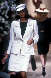 891309836_YvesSaintLaurent1991HauteCouture61.thumb.jpg.23f449078b1642a4062ab517a98b0ed1.jpg