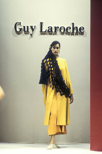 89646741_GuyLaroche1993HauteCouture14.thumb.jpg.abbdb0e838dcc513ec08ab5e5e834923.jpg