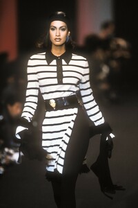 925863563_KarlLagerfeld1991WomenRTW43.thumb.jpg.b1ab5620ca76d535f7fc9efb380d5660.jpg