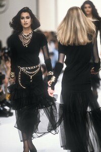 932087792_Chanel1991WomenRTW96.thumb.jpg.7d09972f291fb9dc6861c0d355af4f12.jpg