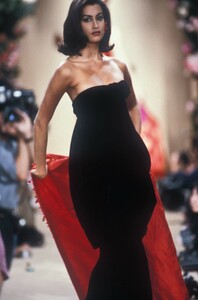 949628160_YvesSaintLaurent1991HauteCouture169.thumb.jpg.a6e2b19615e856604f5c98b6fb6d262f.jpg