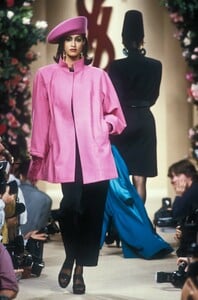 956258324_YvesSaintLaurent1991HauteCouture67.thumb.jpg.cbd023963122b57e14dd96ef5e8d0361.jpg