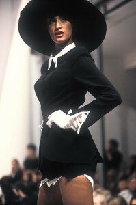 972545952_ThierryMugler1994WomenRTW4.thumb.jpg.db8ea434069f6878e5ee18e1aa2a8335.jpg