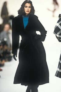 978541314_YvesSaintLaurent1991WomenRTW42.thumb.jpg.ed75644961735879500fa9c6dcc85a4d.jpg