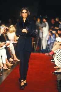 984063635_JeanPaulGaultier1997HauteCouture104.thumb.jpg.82f60a4439e7ce460405e7c919445c42.jpg