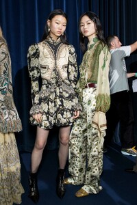 backstage-defile-etro-automne-hiver-2019-2020-milan-coulisses-117.thumb.jpg.5d9ad1610009a8814266bfc5fb0be911.jpg