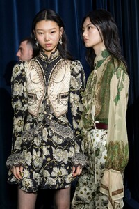 backstage-defile-etro-automne-hiver-2019-2020-milan-coulisses-118.thumb.jpg.4f62f56939bc264cc37ae975151915cd.jpg