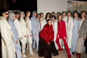 backstage-defile-genny-automne-hiver-2019-2020-milan-coulisses-91.thumb.jpg.63ac00b9e65e7e8880c97c26397b7274.jpg