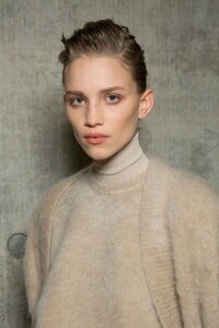 backstage-defile-max-mara-automne-hiver-2019-2020-milan-coulisses-17.thumb.jpg.c520fefe03dd3e5da386554ab44a15b4.jpg