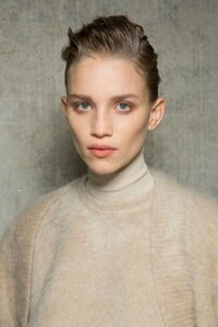 backstage-defile-max-mara-automne-hiver-2019-2020-milan-coulisses-18.thumb.jpg.2b334416d222179d45c641afba833cb4.jpg