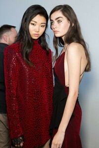 backstage-defile-philosophy-di-lorenzo-serafini-automne-hiver-2019-2020-milan-coulisses-122.thumb.jpg.6a4fc4b0d668bb882a239719d697811c.jpg