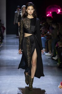 defile-prabal-gurung-automne-hiver-2019-2020-new-york-look-22.thumb.jpg.a0be0779bb75994c8d6f843d7745d812.jpg