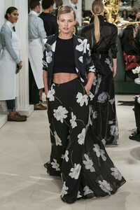 defile-ralph-lauren-printemps-ete-2019-new-york-look-32.thumb.jpg.2d57a040f163da60c35e1d4a77d6d5c1.jpg