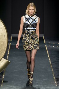 defile-versace-automne-hiver-2019-2020-milan-look-54.thumb.jpg.53486ec79a02998cdbca18356cc23bc0.jpg