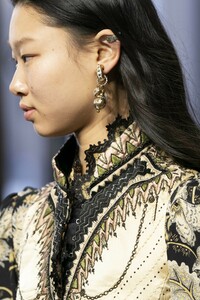 detail-defile-etro-automne-hiver-2019-2020-milan-detail-155.thumb.jpg.339a016e241ac063612907cd3bd45195.jpg