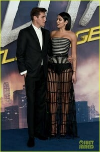 dua-lipa-boyfriend-isaac-carew-couple-up-at-alita-battle-angel-london-world-premiere-10.jpg