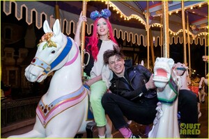 halsey-yungblud-disneyland-date-01.JPG