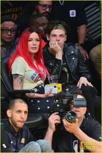 halsey-yungblud-game-february-2019-04.jpg