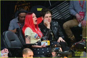 halsey-yungblud-game-february-2019-12.jpg