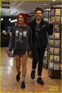 halsey-yungblud-pda-at-pharmacy-01.jpg