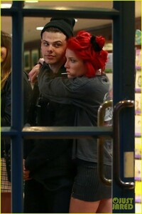 halsey-yungblud-pda-at-pharmacy-02.jpg