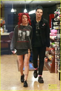 halsey-yungblud-pda-at-pharmacy-03.jpg