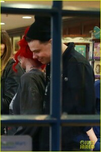 halsey-yungblud-pda-at-pharmacy-07.jpg