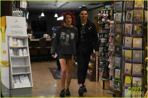 halsey-yungblud-pda-at-pharmacy-19.jpg