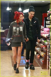 halsey-yungblud-pda-at-pharmacy-29.jpg