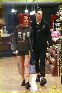 halsey-yungblud-pda-at-pharmacy-30.jpg