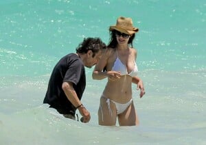 lucila-sola-in-bikini-and-al-pacino-at-a-beach-in-mexico-04-25-2017_1.jpg