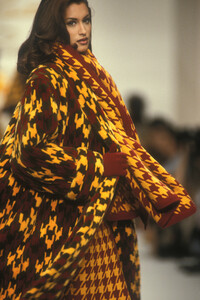 oscar-de-la-renta-fw-1992-2.thumb.jpg.0e09ca8f646b208480648b3c954679f1.jpg