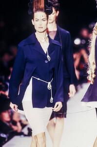 1051926115_KarlLagerfeld1994WomenRTW89.thumb.jpg.86c94d924729884b601cab5366b774e0.jpg