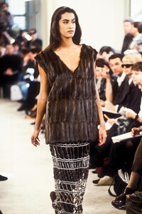 1079804352_Prada1990WomenRTW18.thumb.jpg.462090298b1c03fdc027f6b5f249699c.jpg