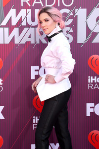 Halsey+2019+iHeartRadio+Music+Awards+Red+Carpet+IGH86OZK8Z5x.jpg