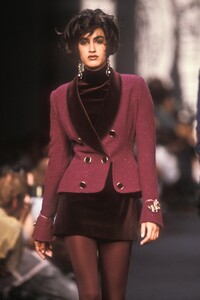 1551394515_KarlLagerfeld1990WomenRTW29.thumb.jpg.f2bd4b6966ae83019f04092199f6eb31.jpg