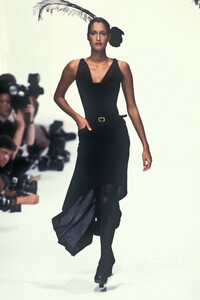 1722580644_Chanel1994HauteCouture81.thumb.jpg.1773e2e1bf590df76fbd0032bd267399.jpg