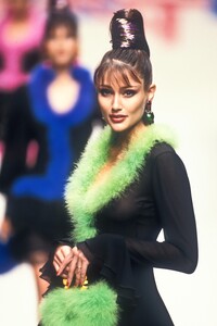 1951801365_EmanuelUngaro1995WomenRTW113.thumb.jpg.240106d572aa37009354c1c08af8ae4f.jpg