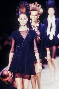 2145781549_KarlLagerfeld1994WomenRTW90.thumb.jpg.2d65d74b63528e8cdb0e89dda0ea61ba.jpg