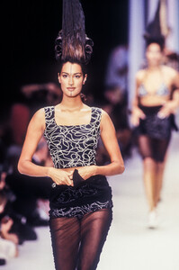 246284151_KarlLagerfeld1994WomenRTW40.thumb.jpg.1c82654c84a9cd67b3902bcee8202750.jpg