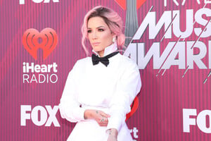 Halsey+2019+iHeartRadio+Music+Awards+Red+Carpet+vPlqntMjD4Cx.jpg