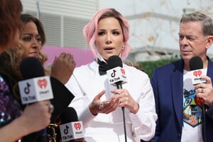 Halsey+2019+iHeartRadio+Music+Awards+Red+Carpet+oUT5cLU-0p8x.jpg