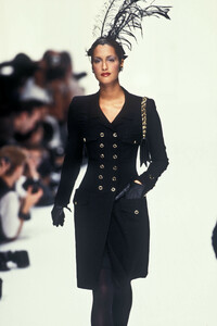 479744019_Chanel1994HauteCouture131.thumb.jpg.4ebb997a393f6660ba2d8f4b8576a50e.jpg